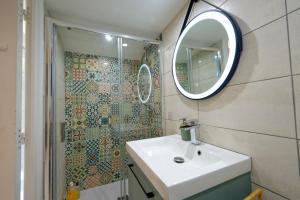 a bathroom with a sink and a shower with a mirror at L'accampado in Arles