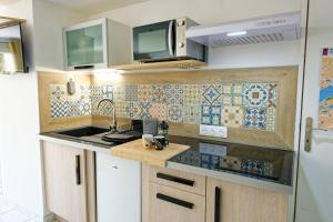 a small kitchen with a sink and a stove at L'accampado in Arles