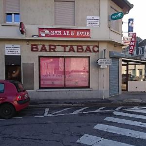 a bar tabacco building on the corner of a street at Chambre Double et Lits Superposés in Toul