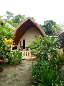 uma pequena casa com telhado de palha em 4R Bungalow em Gili Air