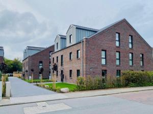 a large brick building on a city street at Dahmer Strand 1 - LÜTT HUIS in Dahme