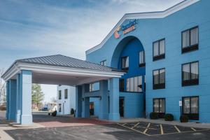 a hotel with a blue building at Comfort Suites Effingham Central in Effingham