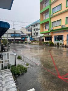 an empty parking lot in front of a building at โรงแรมสตูลธานี satun tanee hotel in Satun