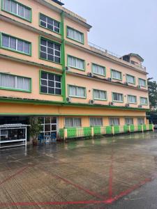 an empty parking lot in front of a building at โรงแรมสตูลธานี satun tanee hotel in Satun