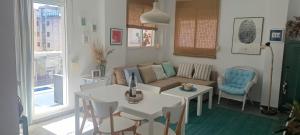 a living room with a couch and a table at Luz del Mediterráneo in Moncófar