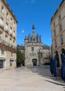 an old building with a tower in a courtyard at Appartement rénové avec parking quartier historique in Bordeaux