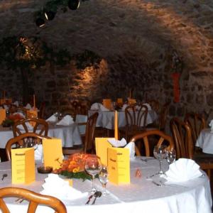 a dining room with a table with white tableclothsurrencyangering at Zum treuen Bartel in Markgröningen