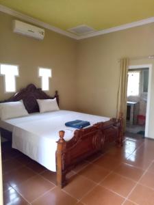 um quarto com uma cama grande num quarto em 4R Bungalow em Gili Air