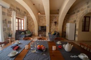 a living room with a table with fruit on it at Ta Guzeppi Xaghra in Xagħra