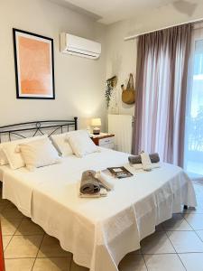 ein Schlafzimmer mit zwei Betten, auf denen Handtücher liegen in der Unterkunft Haplotēs Rhodes Apartment in Koskinou