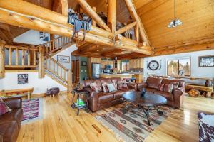 a living room with leather furniture and a wooden ceiling at Tetro Rock Retreat in Deadwood
