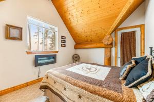 a bedroom with a bed and a wooden ceiling at Tetro Rock Retreat in Deadwood