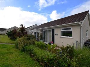 a house with a green yard at 2 Bed in Swansea oc-90367 in Oxwich