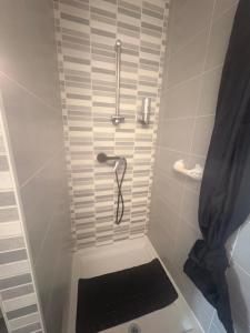 a bathroom with a shower with a shower curtain at Maison entière avec jardin , Proche Bordeaux, Rocade et Arkéa Arena in Bouliac +17 photos