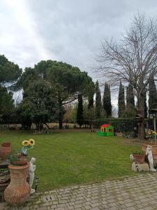 a park with some vases in the grass at Il Quercetino di Momo in Ravenna +2 photos
