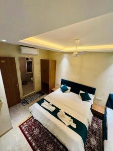 a bedroom with a large bed with towels on it at Hotel Classio Ali Asgar in Jaorā
