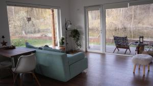 ein Wohnzimmer mit Sofa und Tisch in der Unterkunft The Weeping Willow Retreat - Luca in Valea Cheii