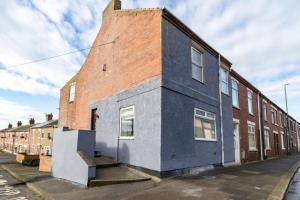 a large brick building on a city street at Durham 5BR Contractors Long Stay Discounts in Murton