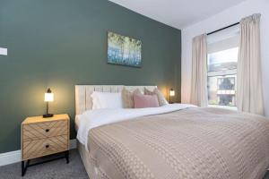 a bedroom with a large bed and a window at Durham 5BR Contractors Long Stay Discounts in Murton