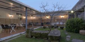 a building with a courtyard with a table and chairs at A Casa do Tella e Rosalía in Portosin