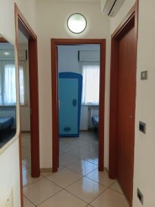 a hallway with a blue door in a room at Kai beach in Villa Rosa