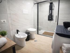 a bathroom with a shower and a toilet and a sink at Salerno casa con jacuzzi privata e cinema in Salerno