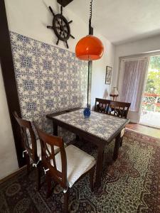 a dining room with a table and chairs at Balatonlak in Ábrahámhegy
