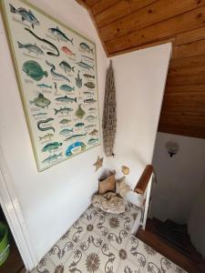 a small room with a fish painting on the wall at Balatonlak in Ábrahámhegy