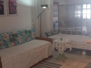 a living room with two beds and a table at Στουντιο στο Πανοραμα in Thessaloniki