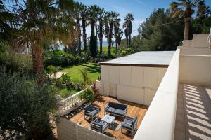 an overhead view of a patio with chairs and palm trees at Hôtel de la Mer in Hyères