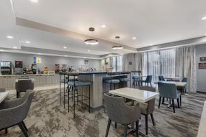 a bar in a restaurant with chairs and tables at Best Western Plus Fresno Airport Hotel in Fresno