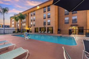 a swimming pool in front of a building at Best Western Plus Fresno Airport Hotel in Fresno
