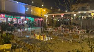 a group of tables and chairs in front of a restaurant at Chambres pour 1 ou 2 personnes in Prayssac