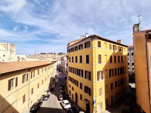 an overhead view of a yellow building in a city at Camera con Vista B&B in Ancona