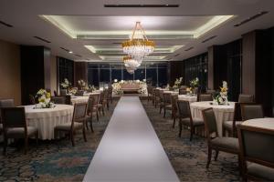 Restoran ili drugo mesto za obedovanje u objektu Waves Hotel +75 fotografija