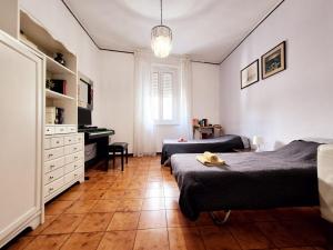 a bedroom with two beds and a desk in it at Camera con Vista B&B in Ancona
