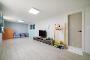 Televízia a/alebo spoločenská miestnosť v ubytovaní DreamTrip Guesthouse