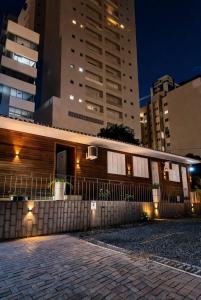a building with a fence in front of some buildings at Loft Lux 10 Centro (Smart TV, cozinha, ar condicionado) in Chapecó