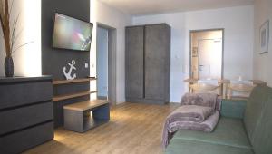a living room with a couch and a tv at DaSalvatore in Wasserburg