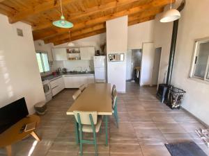 a kitchen and dining room with a table and chairs at HastaLaRaíz-LosReartes in Los Reartes
