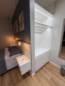 En eller flere senge i et værelse på Flat NL