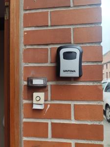 a toaster on the side of a brick wall at Appart 2 Ch Bollezeele in Bollezeele