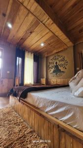 a large bed in a room with wooden ceilings at tirthan horizon homestay in Banjār +45 photos