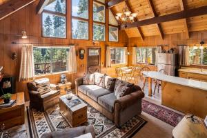 a large living room with a couch and a kitchen at Honey Bear Cabin in Carnelian Bay