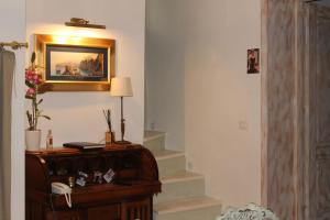 バーリにあるTorre Tresca B&Bのランプと階段のある部屋