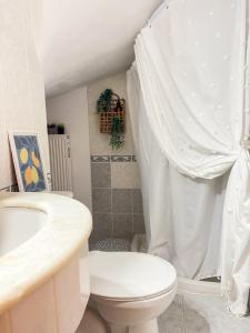 ein weißes Badezimmer mit Toilette und Waschbecken in der Unterkunft Haplotēs Rhodes Apartment in Koskinou + 45 Fotos
