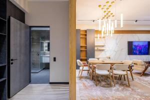a dining room with a table and chairs at Luxury 98m2, City Boulevard View, Fountain View, Tashkent City in Tashkent