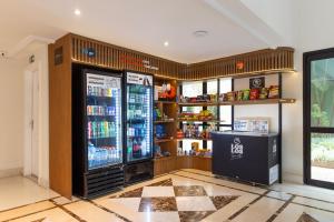 a store with a refrigerator and shelves of drinks at Intercity Pamplona - The Universe Paulista in São Paulo