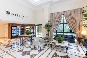 a lobby at the entrance to an institution with furniture and windows at Intercity Pamplona - The Universe Paulista in São Paulo