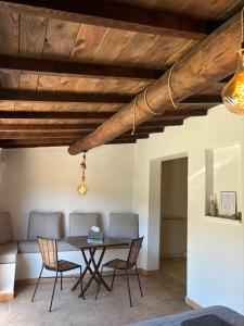 a dining room with a table and chairs at Villa Liberty in Entraigues-sur-la-Sorgue